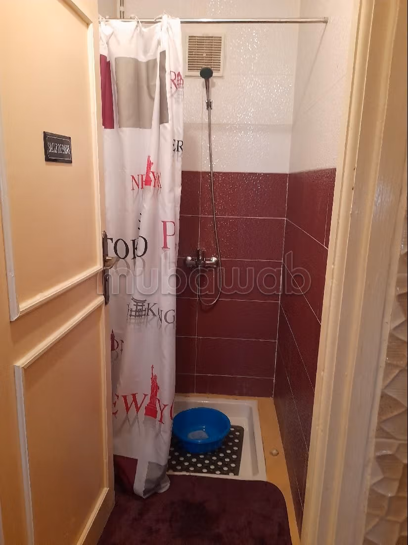 شقة للبيع ب حي دالية. المساحة الكلية 90 م². إقامة بالبواب ، ومكيف هوائي