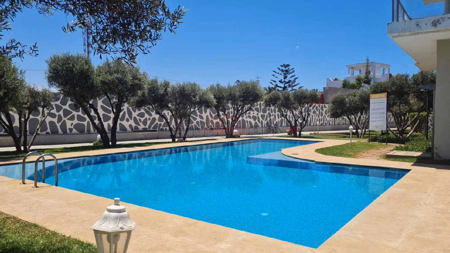 بيع شقة ب الميناء. 2 غرف. أماكن لوقوف السيارات وحديقة جميلة