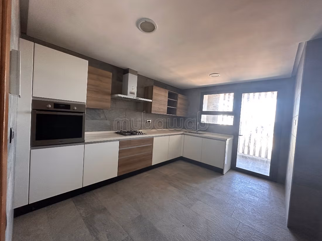 Great apartment for rent in Casablanca Finance City. 3 lovely rooms. Carpark and elevator. 