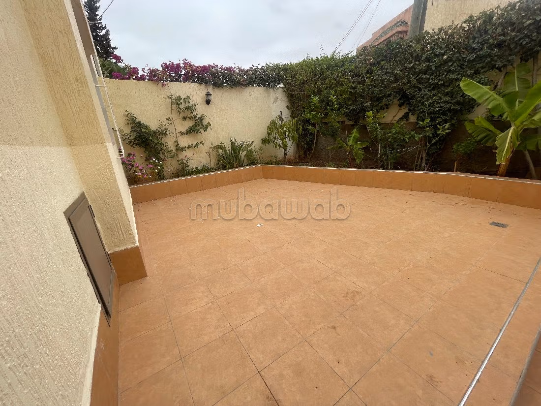 Bellissima casa in vendita a Charaf. Superficie di 140 m². Giardino e terrazzo. 