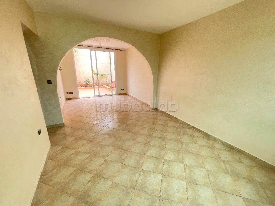 Bellissima casa in vendita a Charaf. Superficie di 140 m². Giardino e terrazzo. 