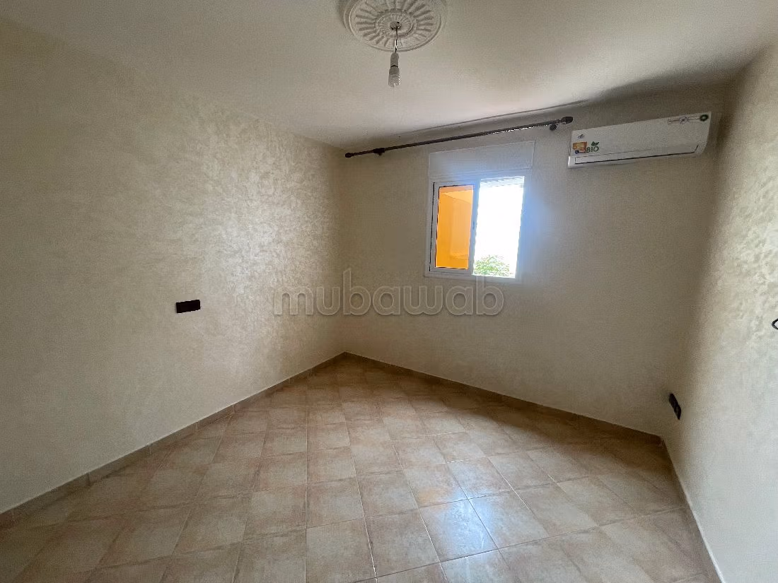 Bellissima casa in vendita a Charaf. Superficie di 140 m². Giardino e terrazzo. 