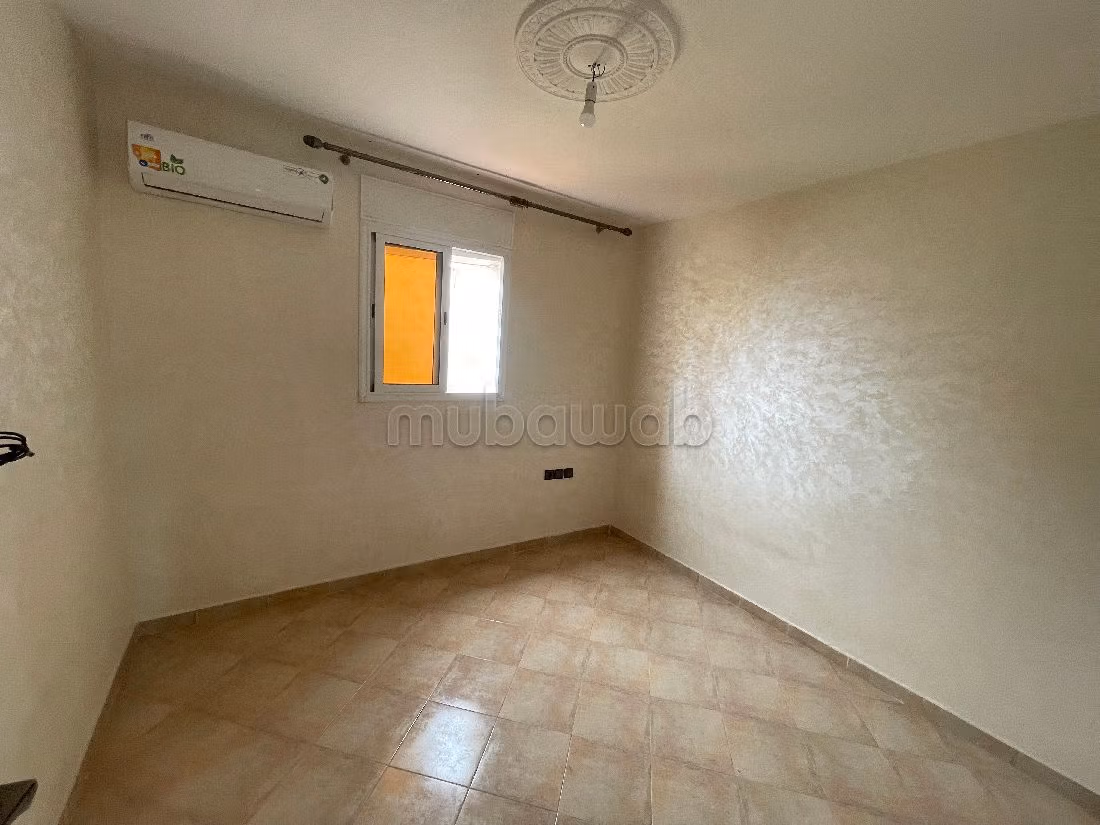 Bellissima casa in vendita a Charaf. Superficie di 140 m². Giardino e terrazzo. 