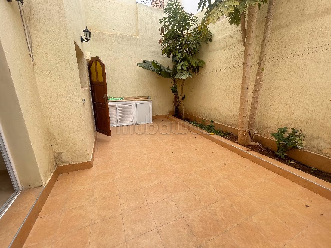 Bellissima casa in vendita a Charaf. Superficie di 140 m². Giardino e terrazzo. 