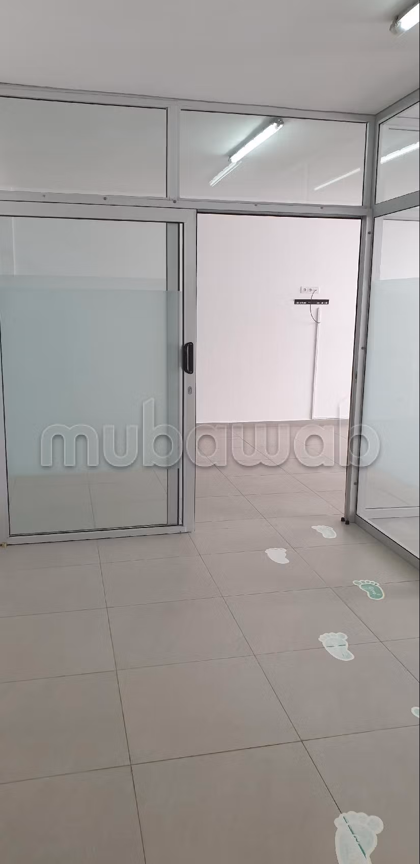 Kantoorruimte te huur in Zone Industrielle Agadir. Totale oppervlakte 75 m². Dubbel glas en extra beveiligde deur