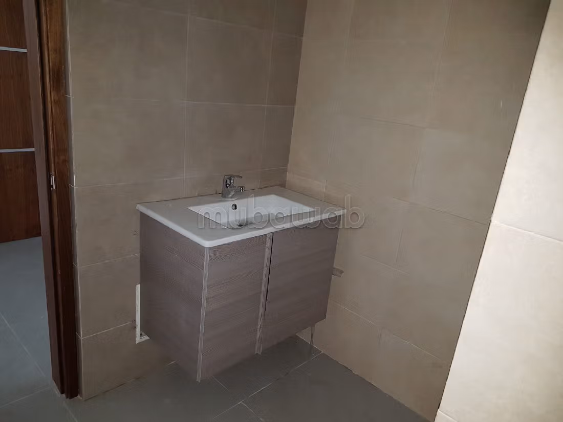 Kantoorruimte te huur in Zone Industrielle Agadir. Totale oppervlakte 75 m². Dubbel glas en extra beveiligde deur