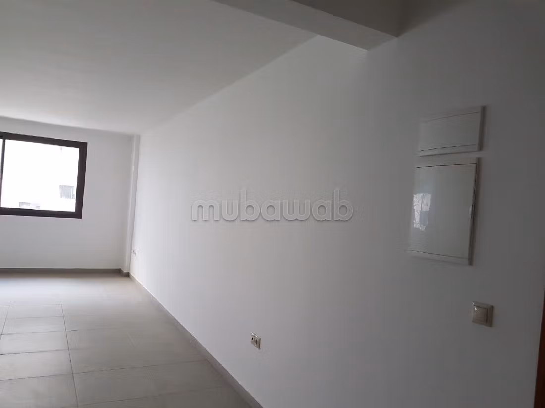 Kantoorruimte te huur in Zone Industrielle Agadir. Totale oppervlakte 75 m². Dubbel glas en extra beveiligde deur