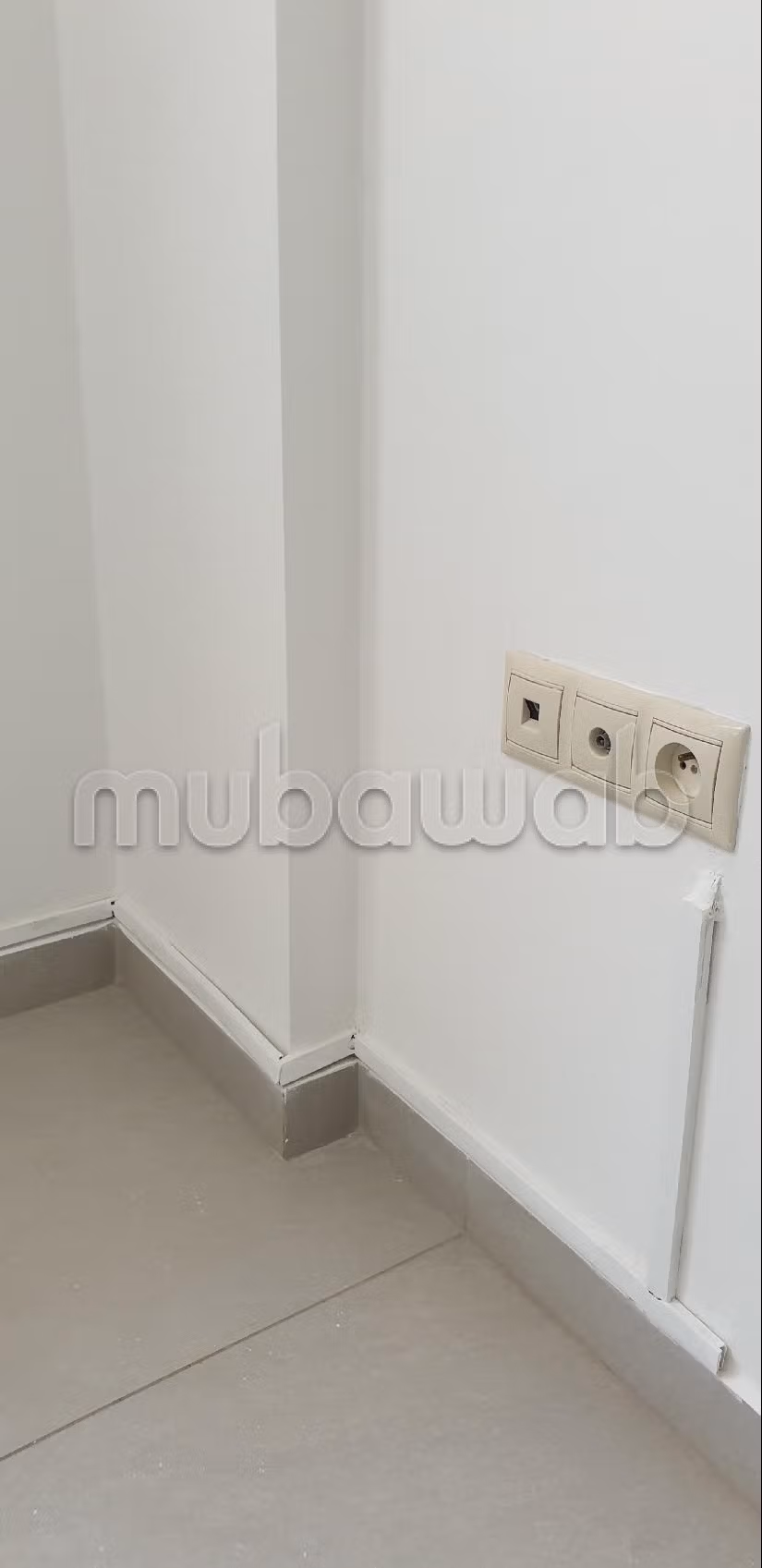 Kantoorruimte te huur in Zone Industrielle Agadir. Totale oppervlakte 75 m². Dubbel glas en extra beveiligde deur