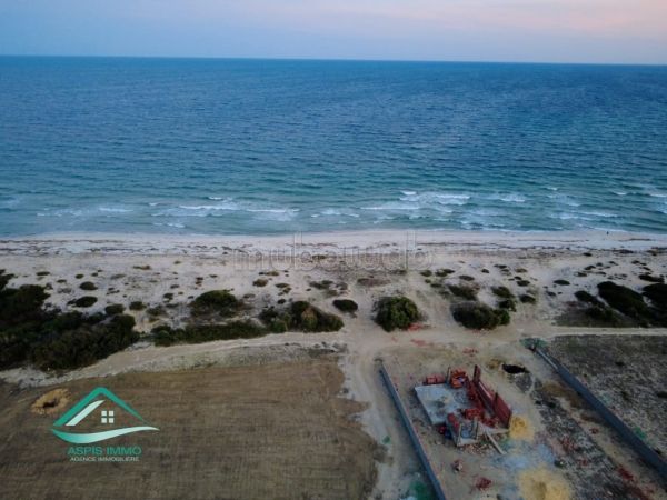 Terrain 340 m² pieds dans l’eau à plage dherwa