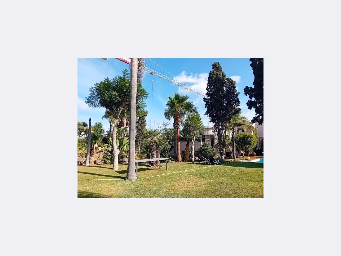 High quality villa rental in Californie. 6 large rooms. Large swimming pool, General air conditioning