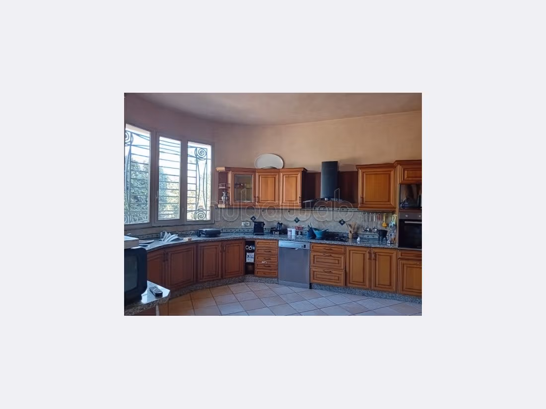 High quality villa rental in Californie. 6 large rooms. Large swimming pool, General air conditioning