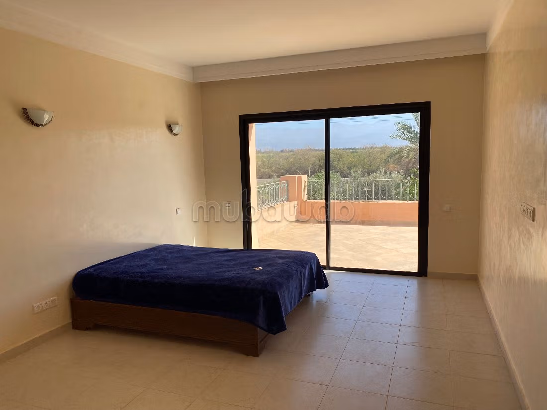 فيلا فخمة للبيع بطريق اوريكا. المساحة الكلية 10000 م². خدمة الكونسياج و المدفأة