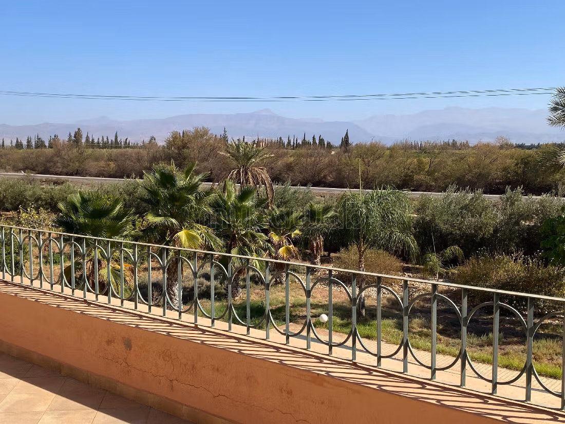 فيلا فخمة للبيع بطريق اوريكا. المساحة الكلية 10000 م². خدمة الكونسياج و المدفأة