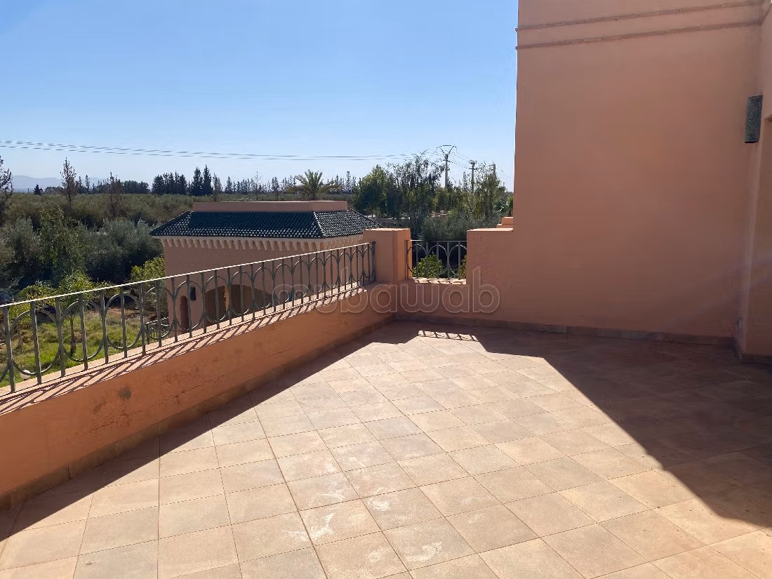 فيلا فخمة للبيع بطريق اوريكا. المساحة الكلية 10000 م². خدمة الكونسياج و المدفأة