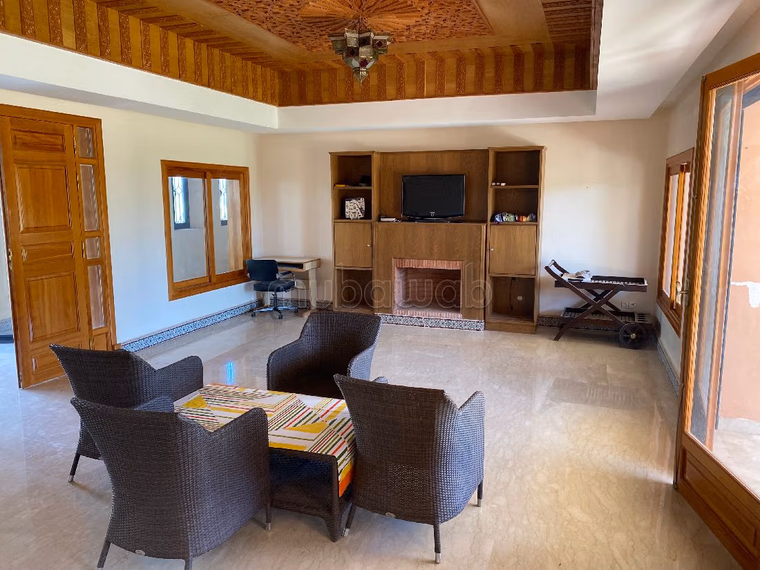 فيلا فخمة للبيع بطريق اوريكا. المساحة الكلية 10000 م². خدمة الكونسياج و المدفأة