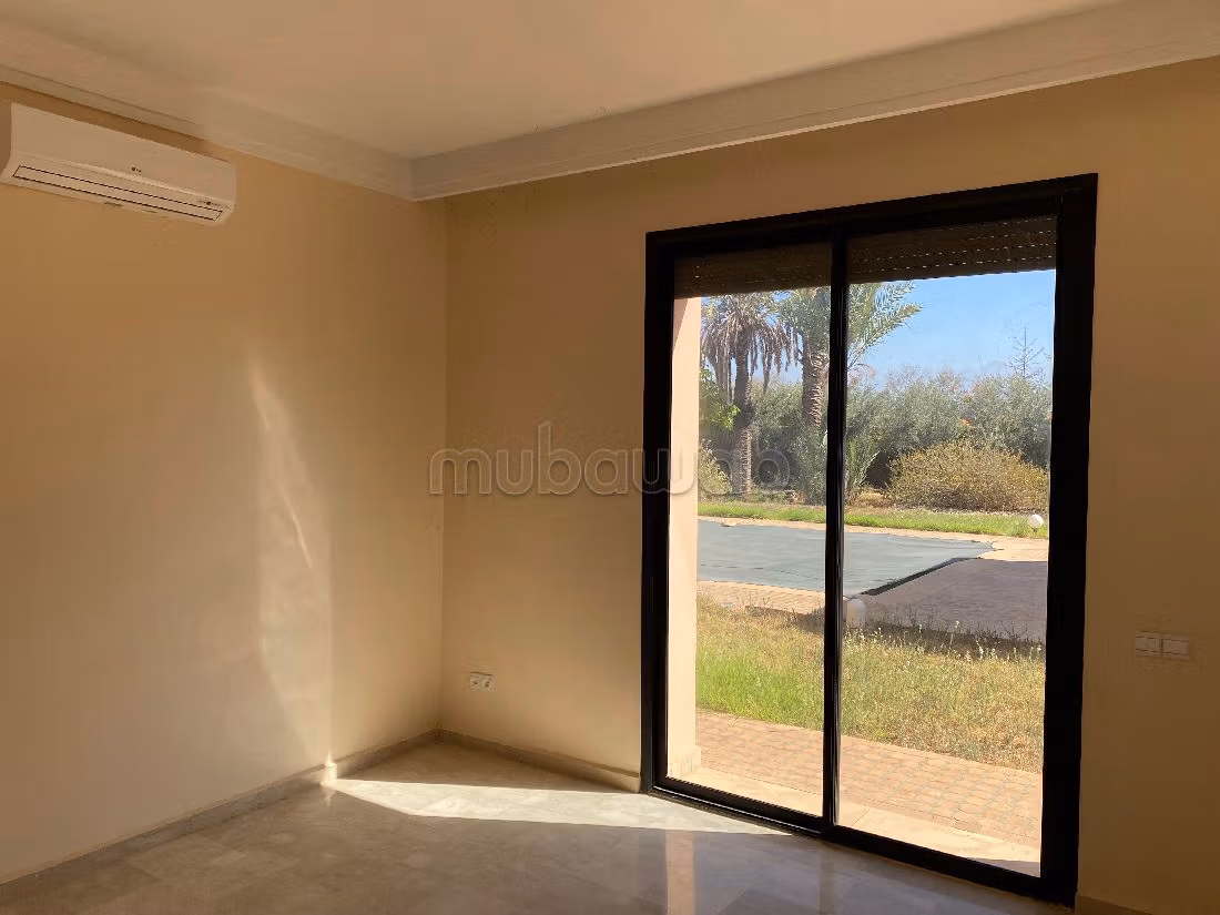 فيلا فخمة للبيع بطريق اوريكا. المساحة الكلية 10000 م². خدمة الكونسياج و المدفأة