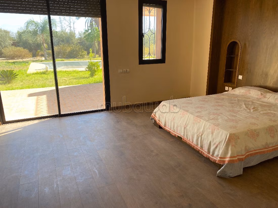 فيلا فخمة للبيع بطريق اوريكا. المساحة الكلية 10000 م². خدمة الكونسياج و المدفأة