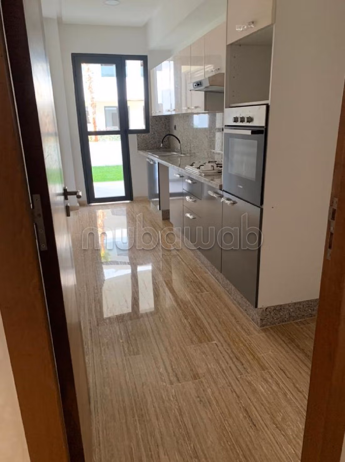 Vendita di un bell'appartamento a Nassim 2. Superficie totale 214 m². Camino e aria condizionata. 