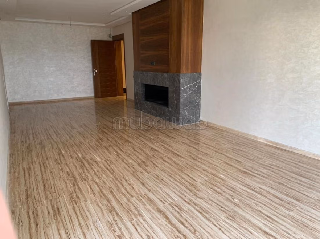 Vendita di un bell'appartamento a Nassim 2. Superficie totale 214 m². Camino e aria condizionata. 