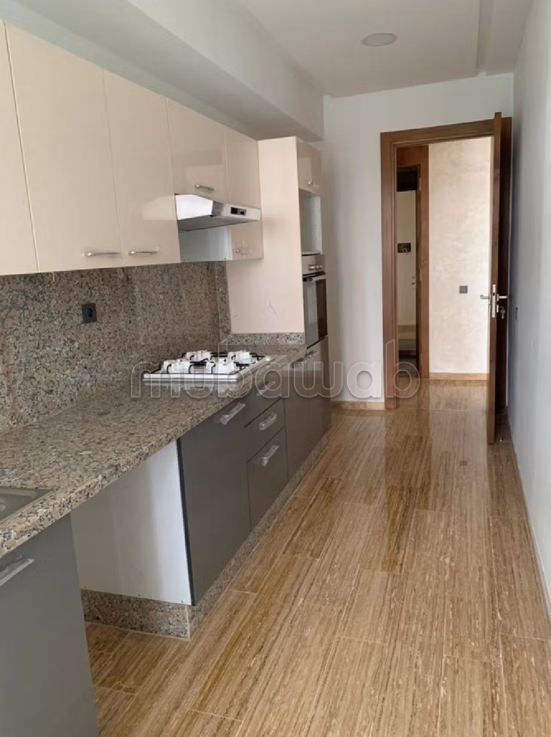 Vendita di un bell'appartamento a Nassim 2. Superficie totale 214 m². Camino e aria condizionata. 