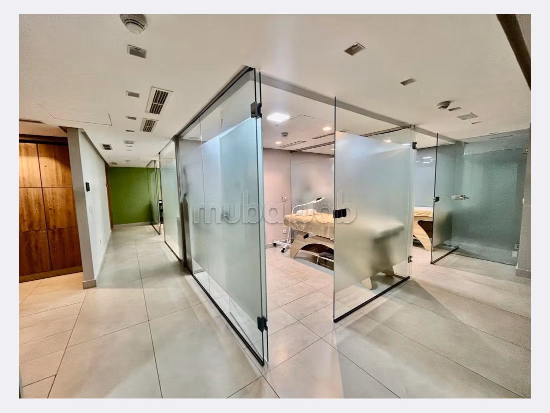 Oficinas y locales comerciales en alquiler en Les Hôpitaux. Superficie de 450 m². 