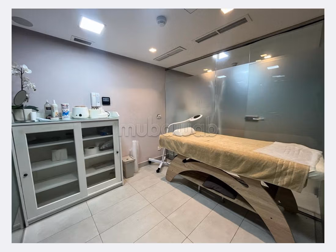 Oficinas y locales comerciales en alquiler en Les Hôpitaux. Superficie de 450 m². 