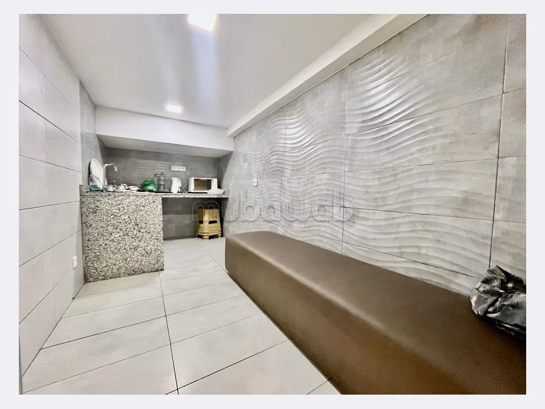 Oficinas y locales comerciales en alquiler en Les Hôpitaux. Superficie de 450 m². 