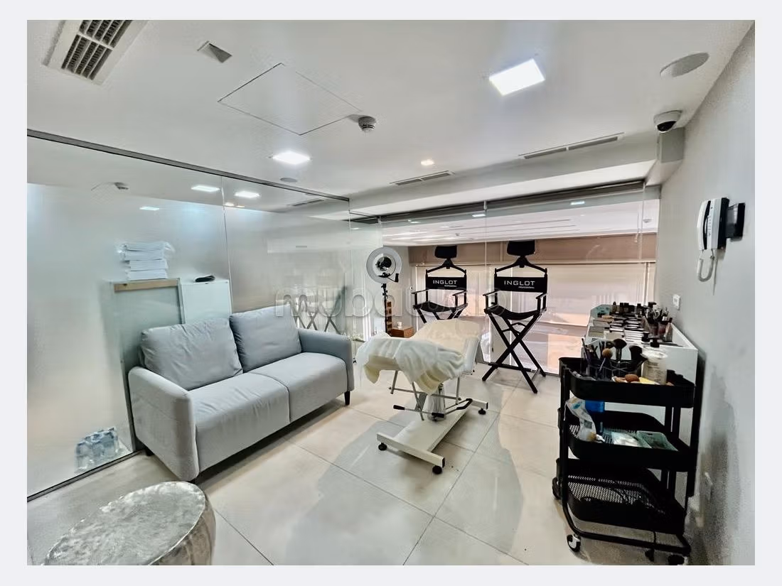 Oficinas y locales comerciales en alquiler en Les Hôpitaux. Superficie de 450 m². 