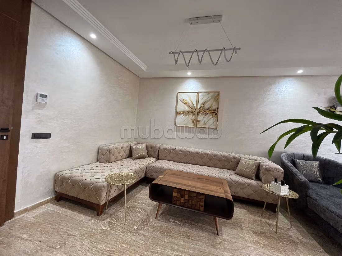 Se alquila este piso. 3 habitaciones. Armarios. 