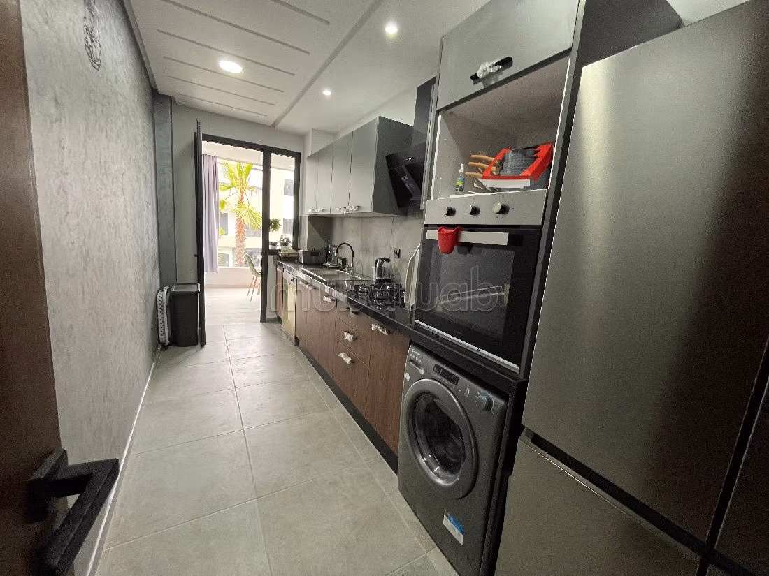 Se alquila este piso. 3 habitaciones. Armarios. 