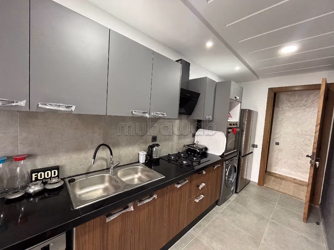 Se alquila este piso. 3 habitaciones. Armarios. 