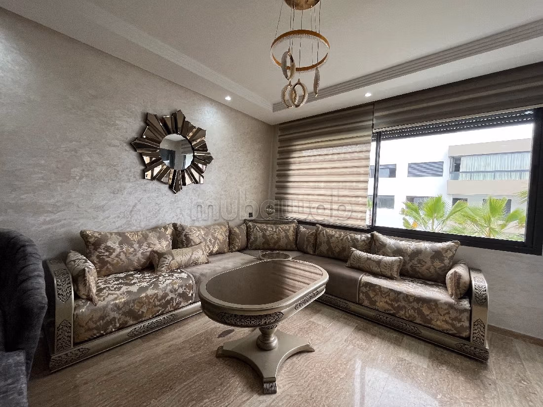 Se alquila este piso. 3 habitaciones. Armarios. 