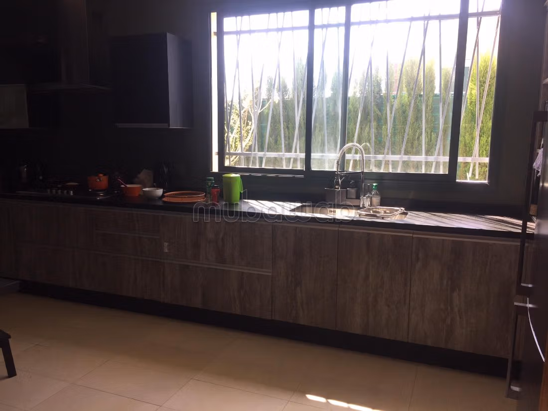 Beautiful villa for rent. Dimension 800 m². Well furnished. 