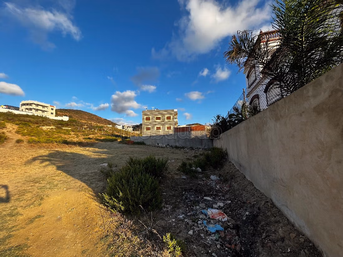 Beau terrain à la vente à Ksar Sghir. Surface de 1958 m². 
