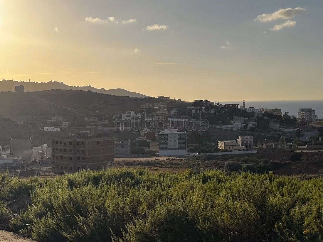 Beau terrain à la vente à Ksar Sghir. Surface de 1958 m². 