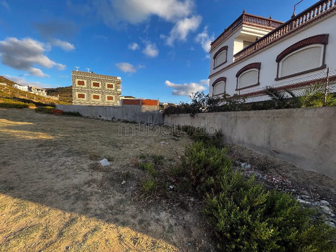 Beau terrain à la vente à Ksar Sghir. Surface de 1958 m². 