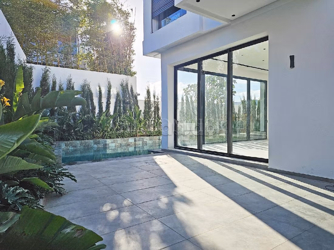 كراء فيلا ممتازة بعين الذياب. 8 قطع مريحة. مدفأة ، حمام سباحة