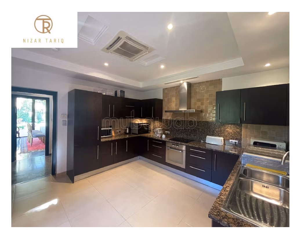 فيلا جميلة للبيع بحي الشتوي. المساحة الإجمالية 2045 م². مفروشة. 