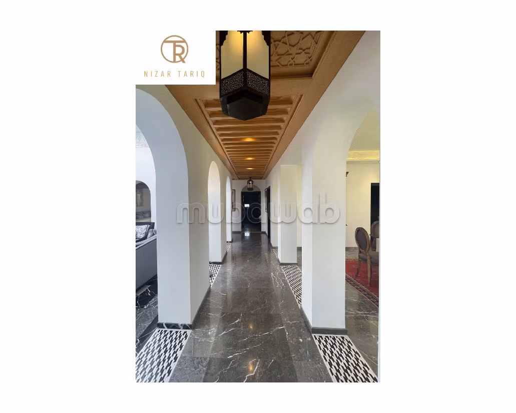 فيلا جميلة للبيع بحي الشتوي. المساحة الإجمالية 2045 م². مفروشة. 