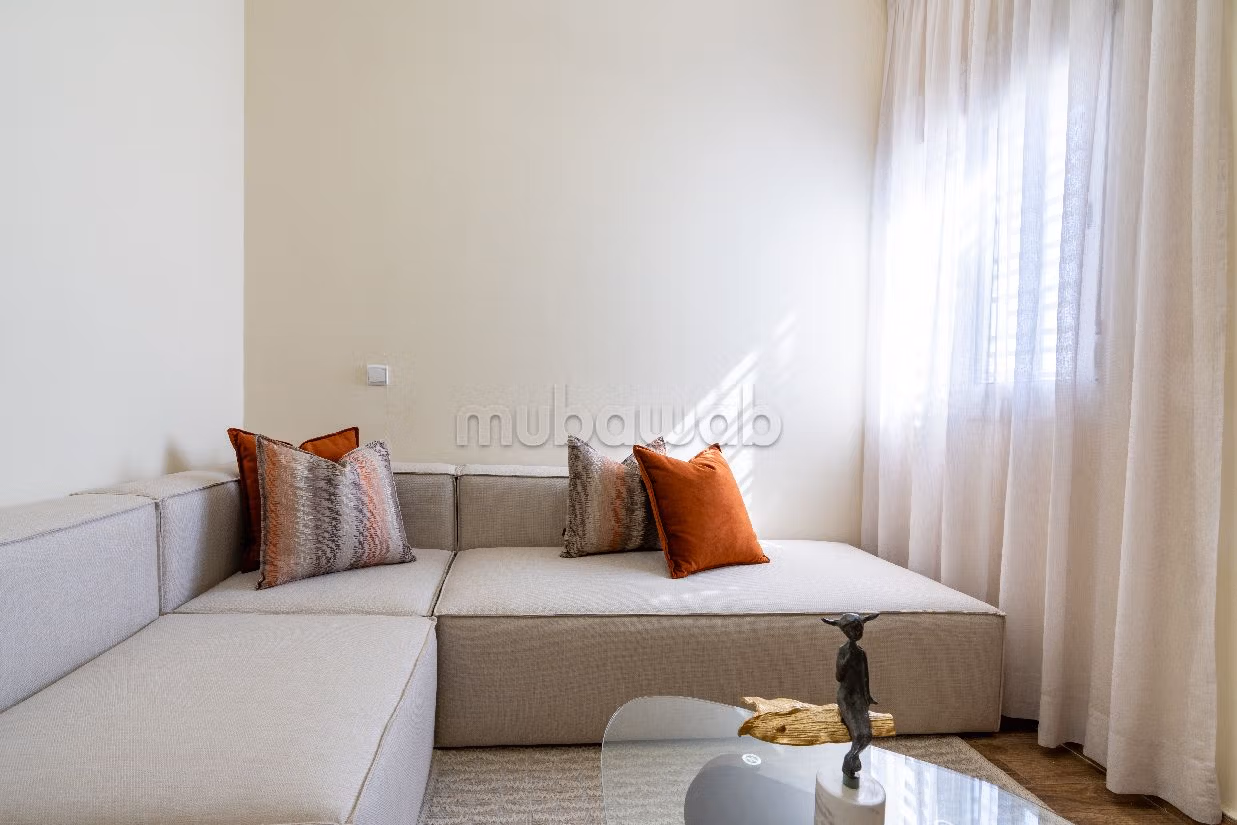 Bonito piso en venta. 4 habitaciones confortables. Sala de estar tradicional marroquí, barrio seguro