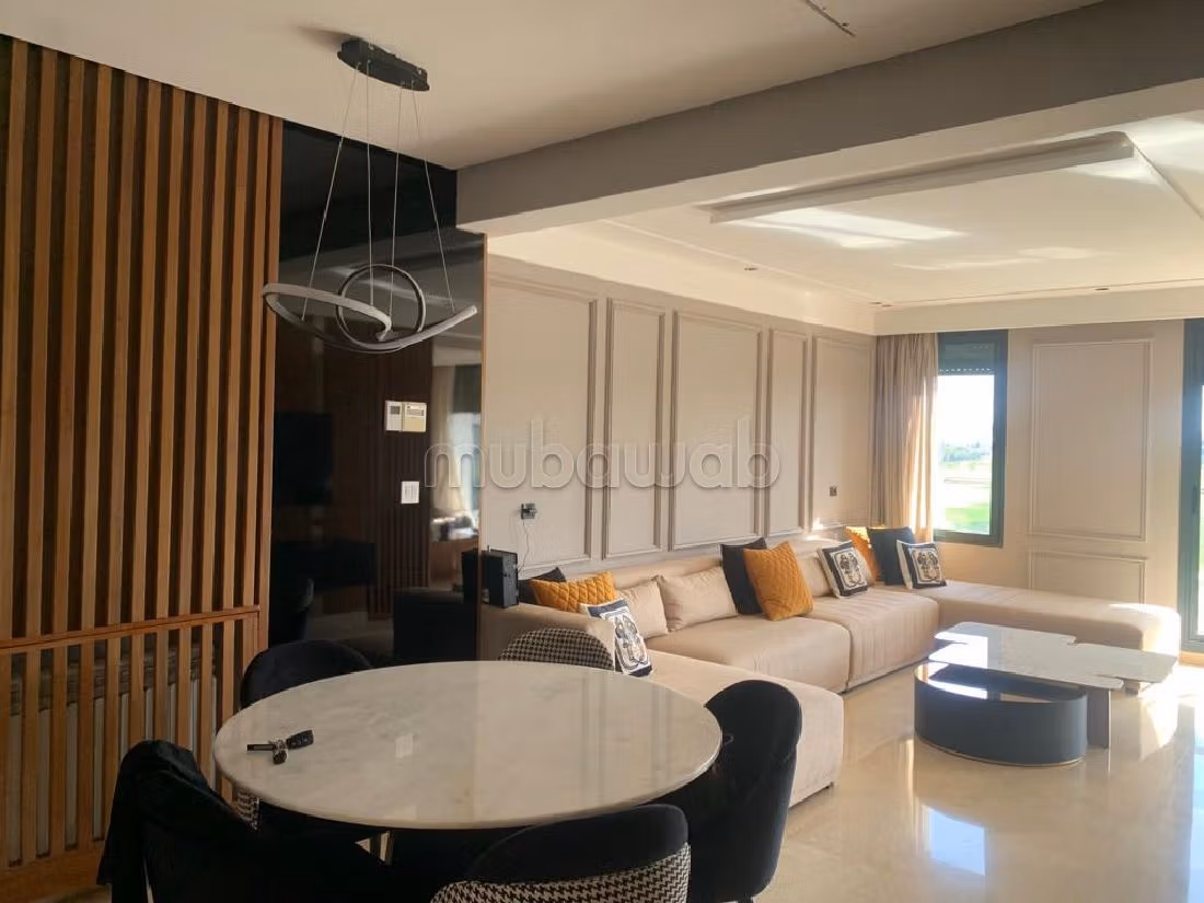 شقة رائعة للبيع ببوسكورة. المساحة الكلية 189 م². صالة تقليدية ونظام طبق الأقمار الصناعية. 