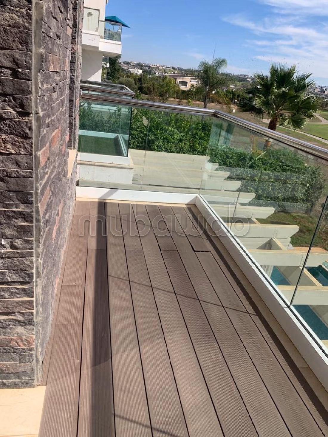 شقة رائعة للبيع ببوسكورة. المساحة الكلية 189 م². صالة تقليدية ونظام طبق الأقمار الصناعية. 