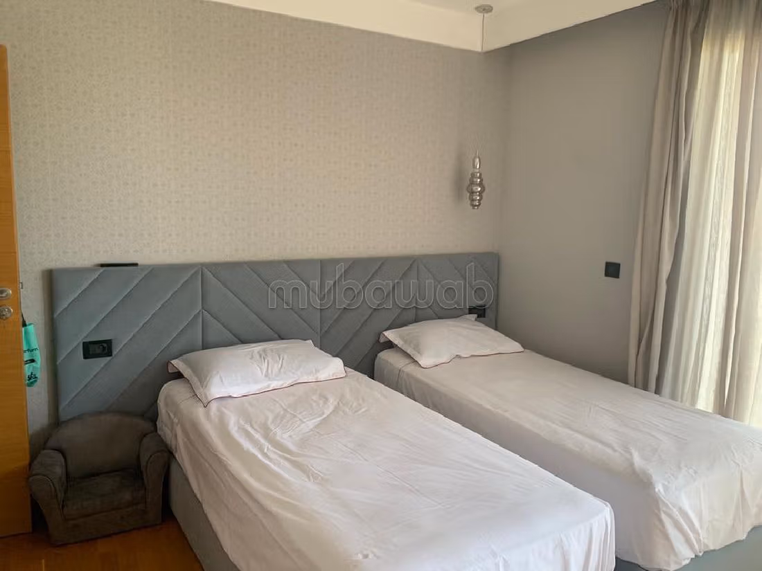 شقة رائعة للبيع ببوسكورة. المساحة الكلية 189 م². صالة تقليدية ونظام طبق الأقمار الصناعية. 