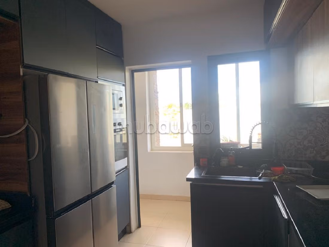 شقة رائعة للبيع ببوسكورة. المساحة الكلية 189 م². صالة تقليدية ونظام طبق الأقمار الصناعية. 