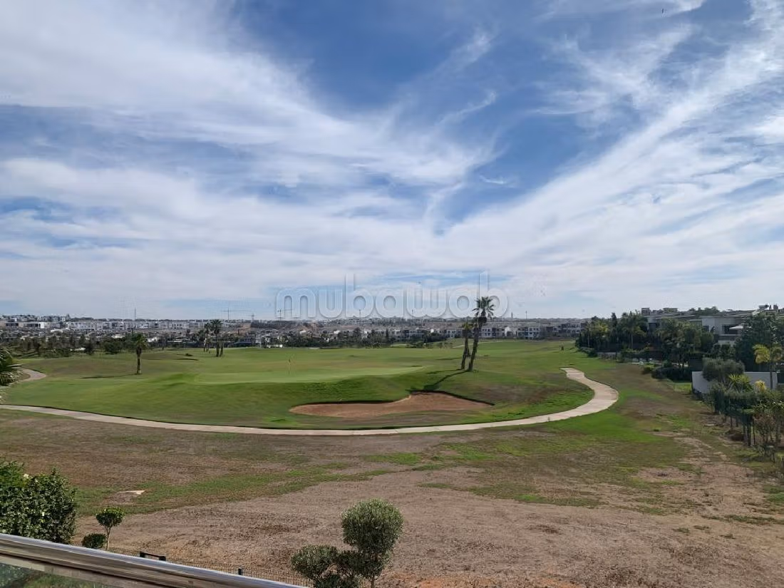 شقة رائعة للبيع ببوسكورة. المساحة الكلية 189 م². صالة تقليدية ونظام طبق الأقمار الصناعية. 