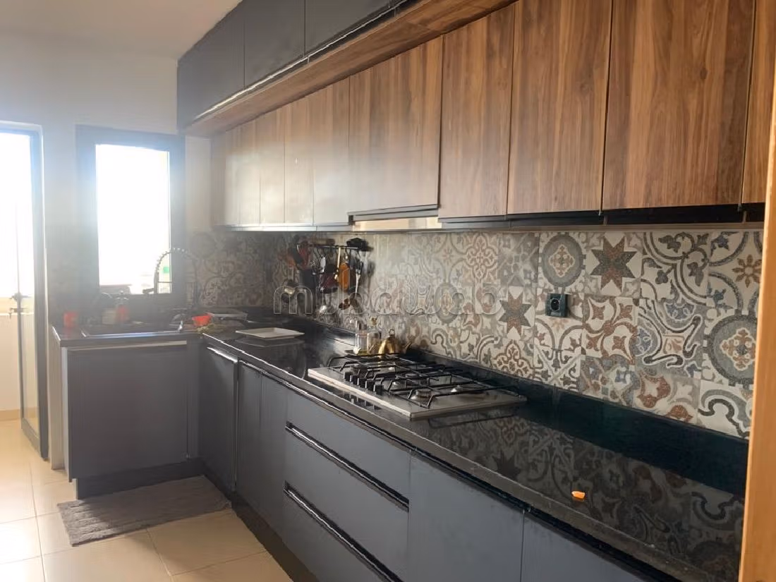 شقة رائعة للبيع ببوسكورة. المساحة الكلية 189 م². صالة تقليدية ونظام طبق الأقمار الصناعية. 