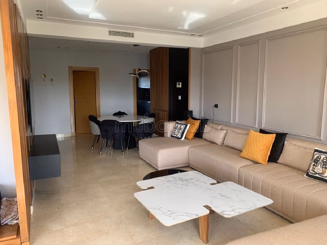 شقة رائعة للبيع ببوسكورة. المساحة الكلية 189 م². صالة تقليدية ونظام طبق الأقمار الصناعية. 