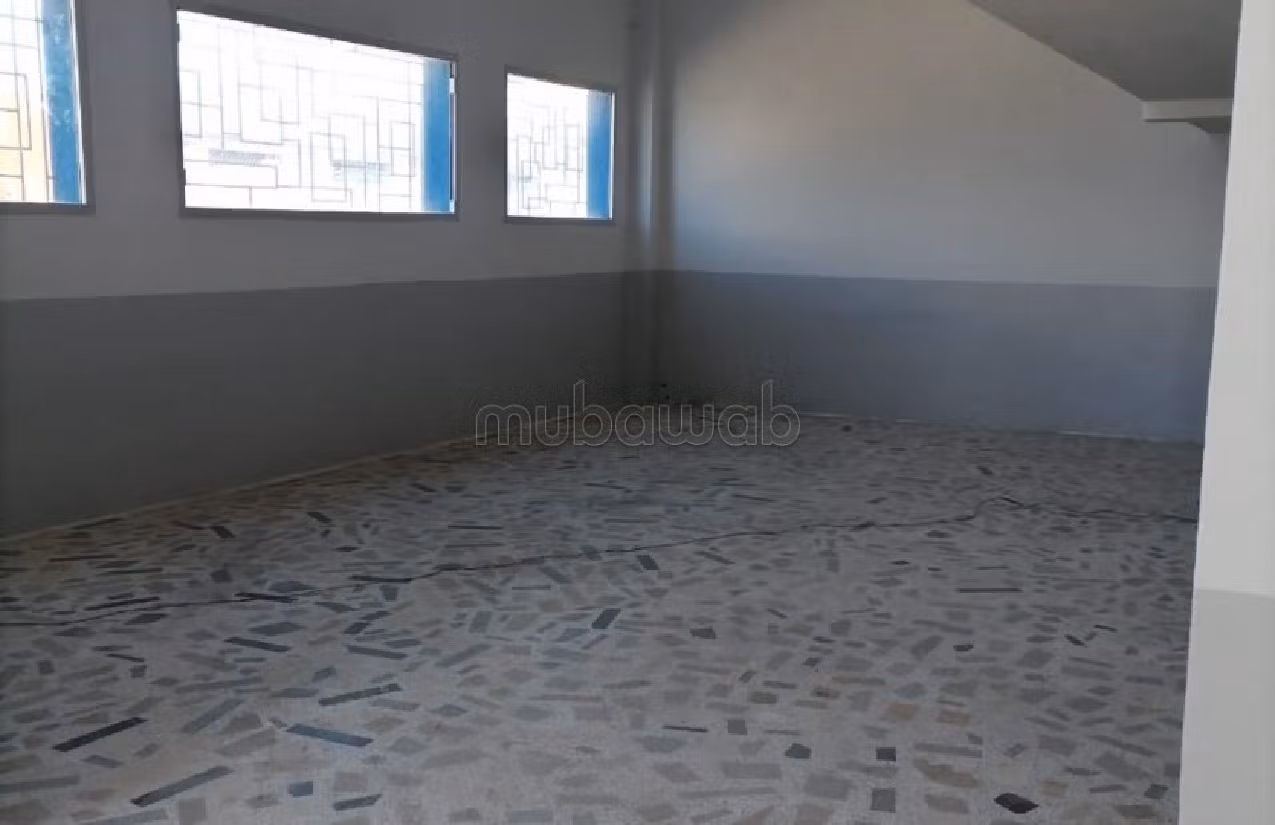 Bel locale commerciale in affitto. Superficie totale 1500 m²