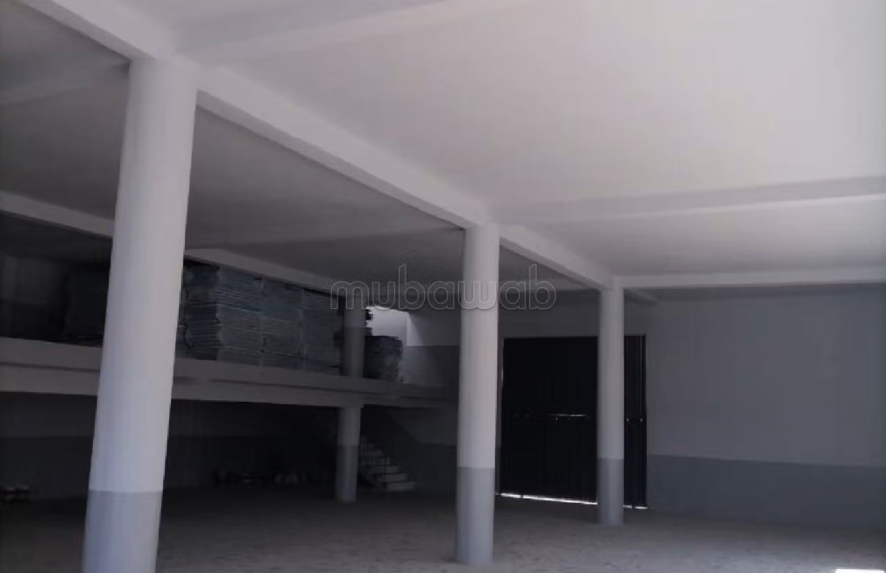 Bel locale commerciale in affitto. Superficie totale 1500 m²