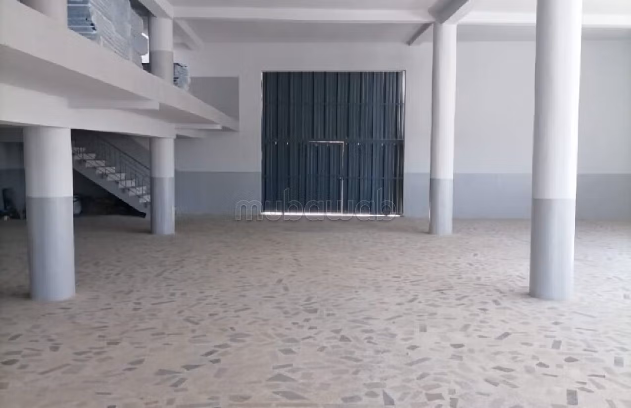 Bel locale commerciale in affitto. Superficie totale 1500 m²